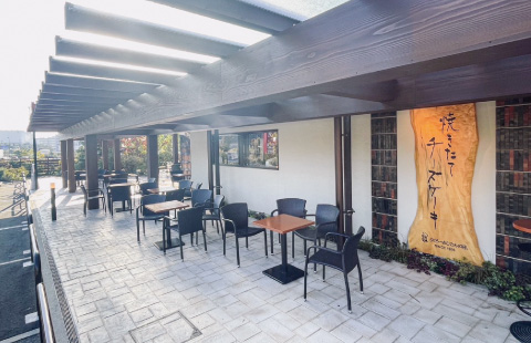 大自然に囲まれた<br />
広々とした郊外型大型店舗
