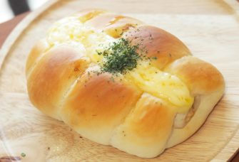 ツナマヨはみだしちくわパン